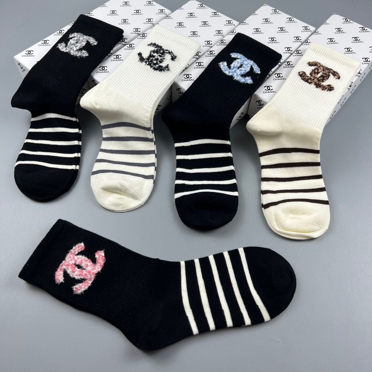 Women's Fashionable Mid-Cut Cotton Socks