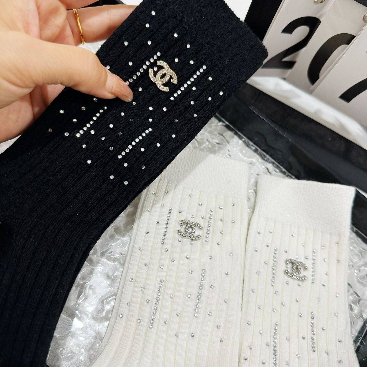 Women's Fashionable Rhinestone Embroidered Cotton Socks