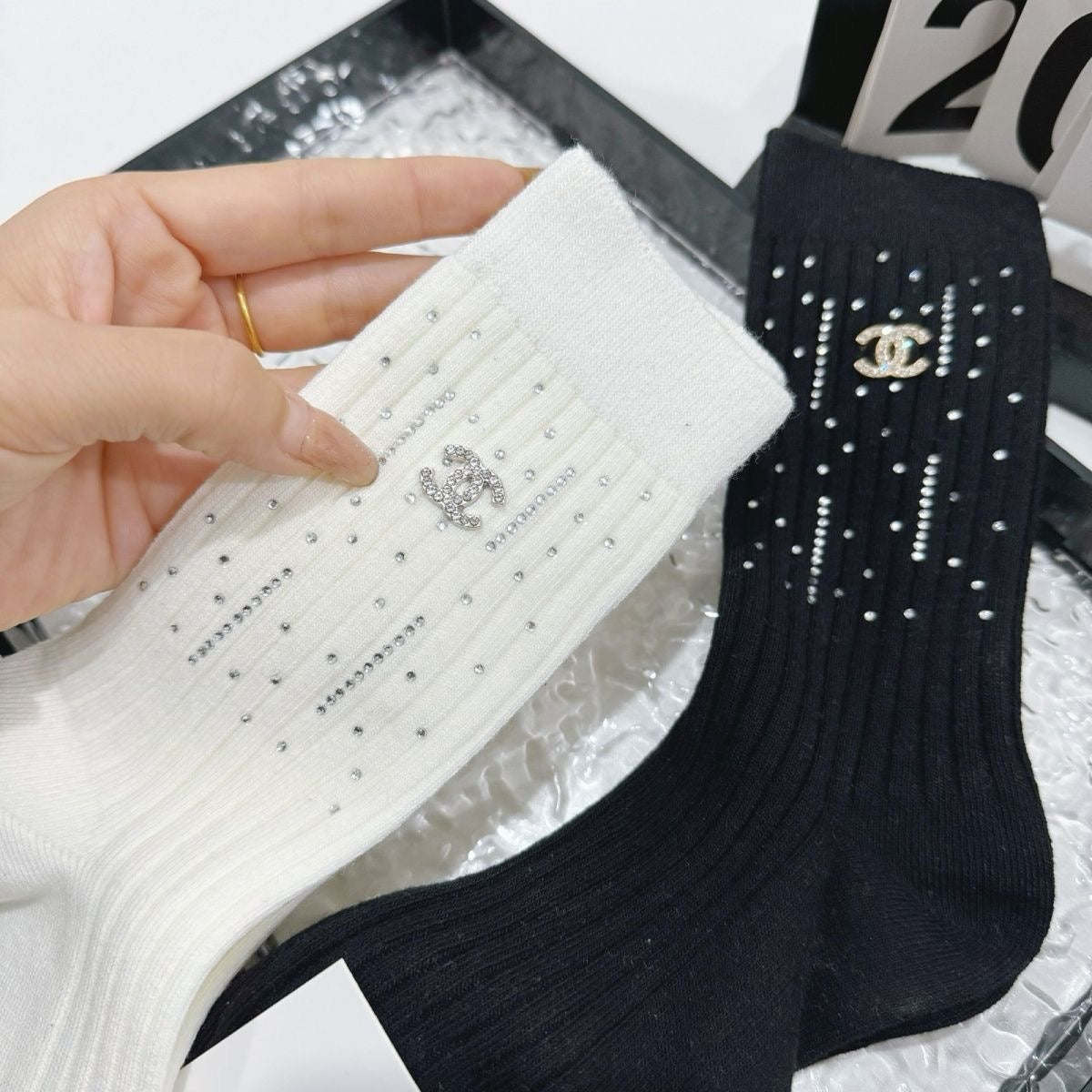 Women's Fashionable Rhinestone Embroidered Cotton Socks