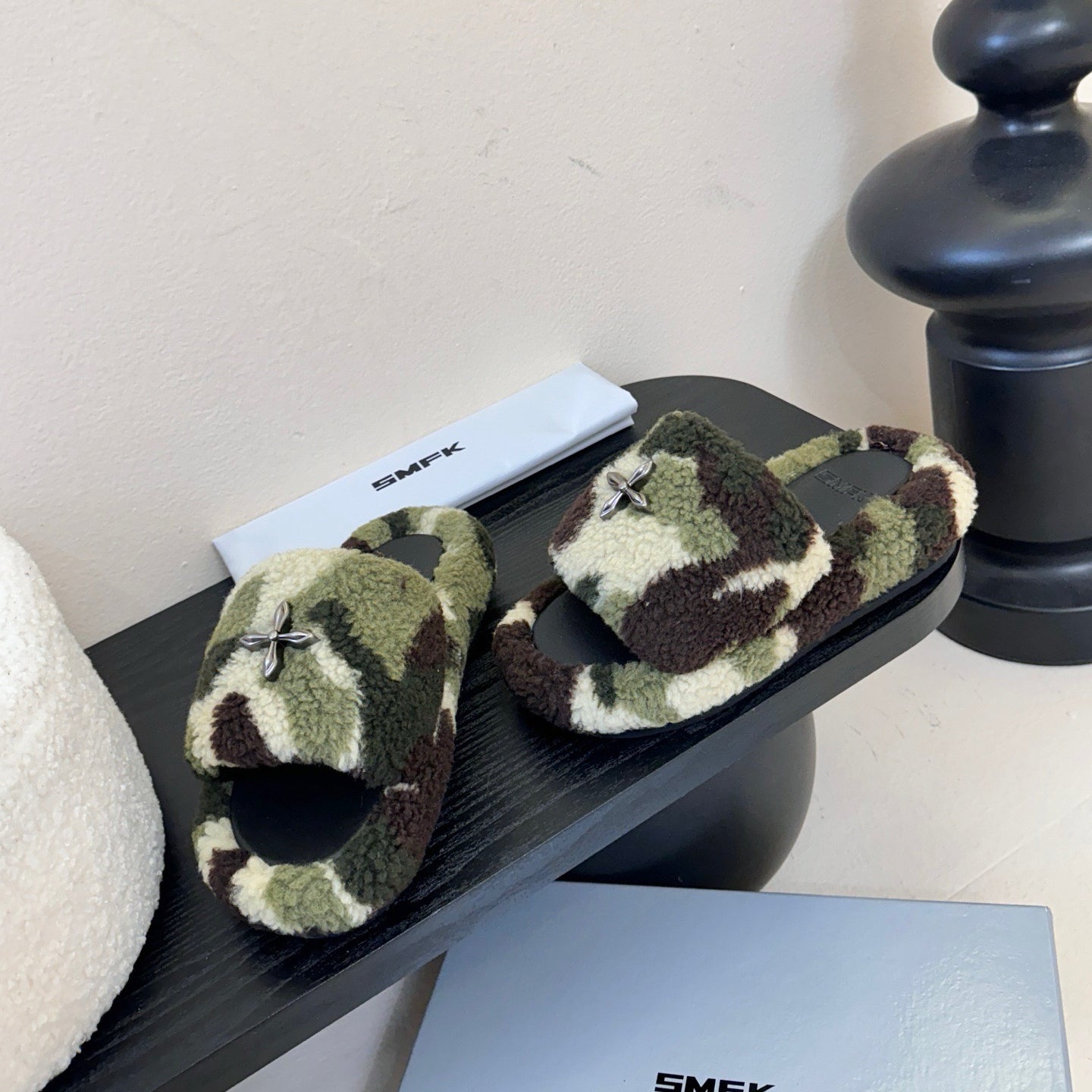 New Women's Fashionable Fleece-Lined Slippers