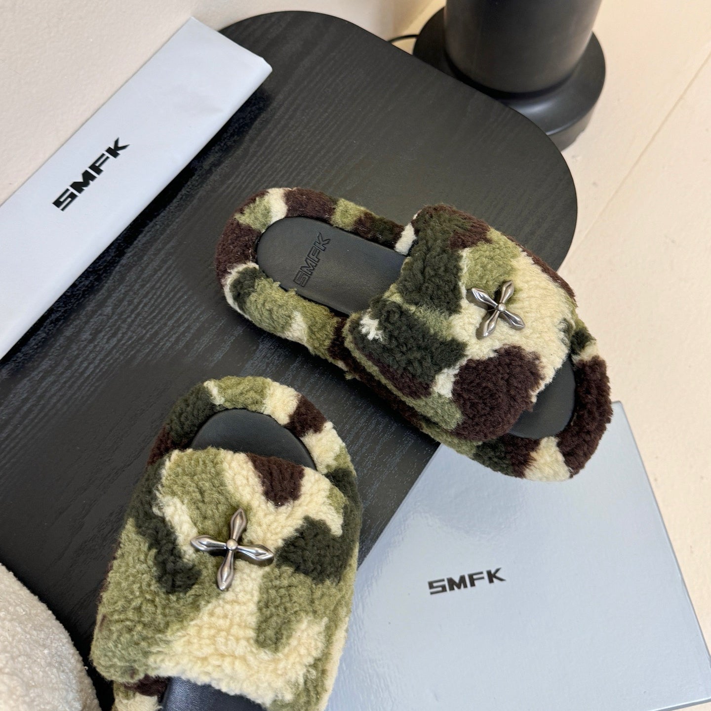 New Women's Fashionable Fleece-Lined Slippers