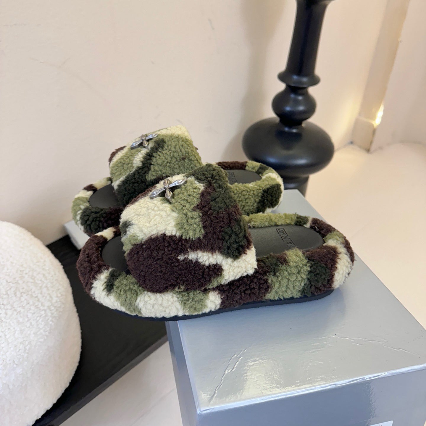 New Women's Fashionable Fleece-Lined Slippers