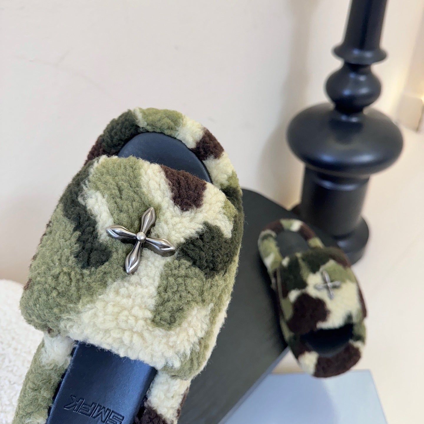 New Women's Fashionable Fleece-Lined Slippers