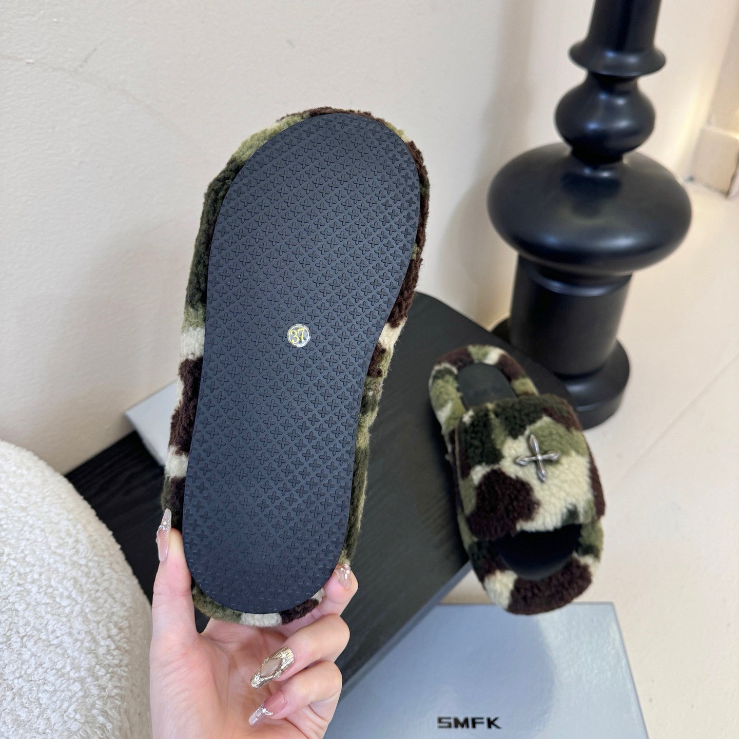 New Women's Fashionable Fleece-Lined Slippers