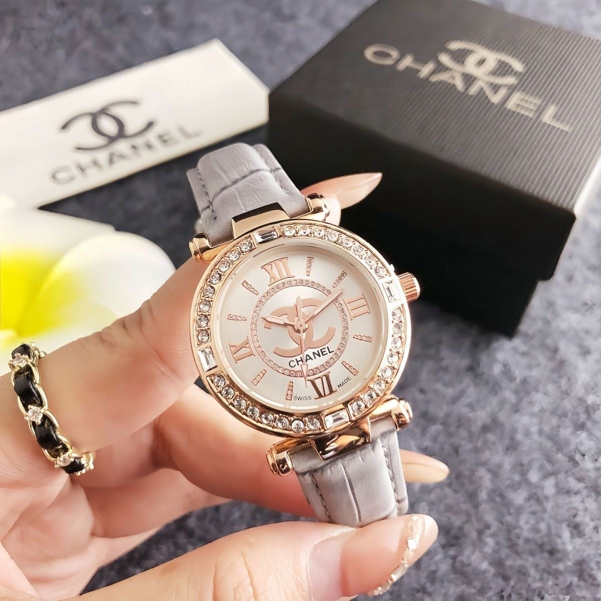 Women's Fashion Leather Strap Diamond Watch