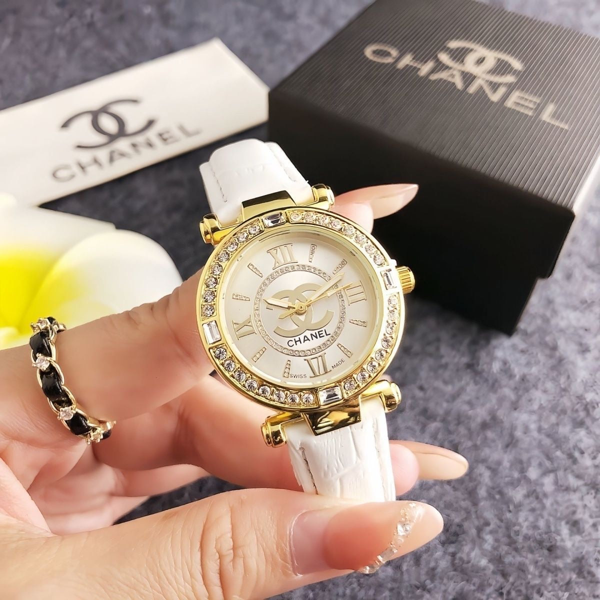 Women's Fashion Leather Strap Diamond Watch