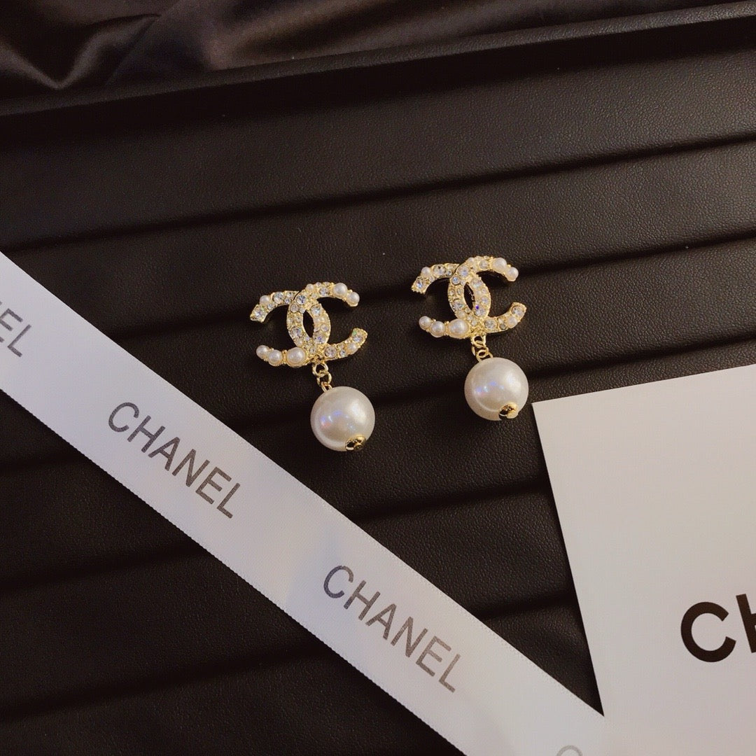 Women's Fashion Pearl Drop Earrings