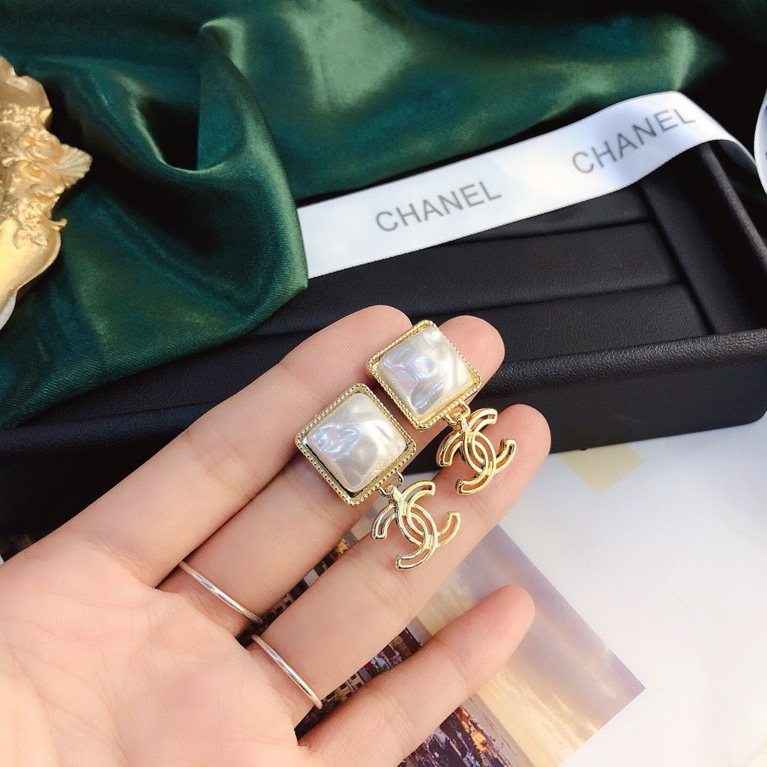 Women's Fashion Pearl Earrings