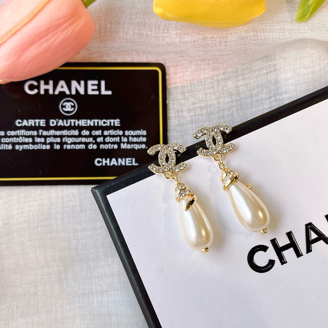 Women's Fashion Pearl Drop Earrings