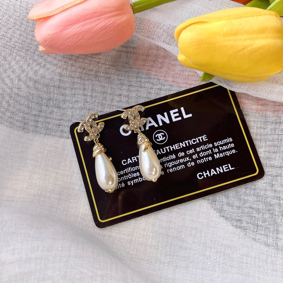 Women's Fashion Pearl Drop Earrings