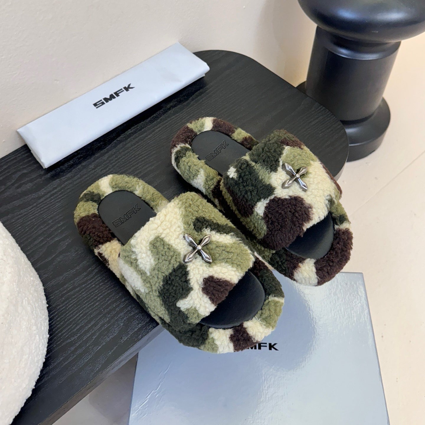 New Women's Fashionable Fleece-Lined Slippers