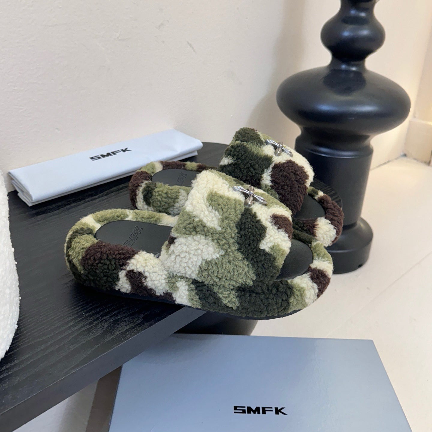 New Women's Fashionable Fleece-Lined Slippers