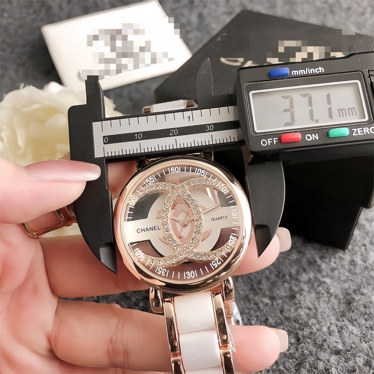 Women's Fashion Diamond-Set Quartz Watch