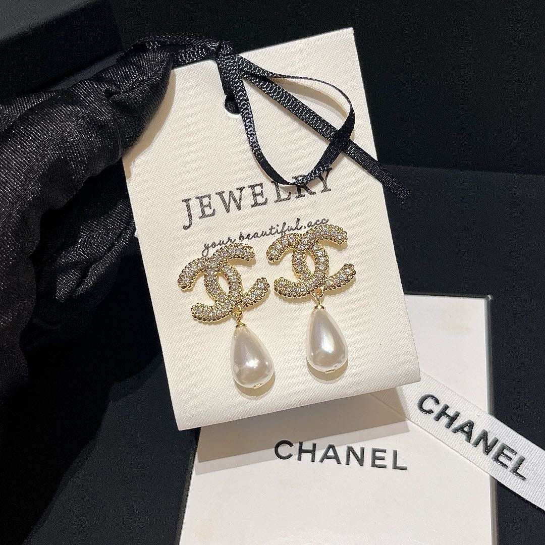 Women's Fashion Pearl Drop Earrings