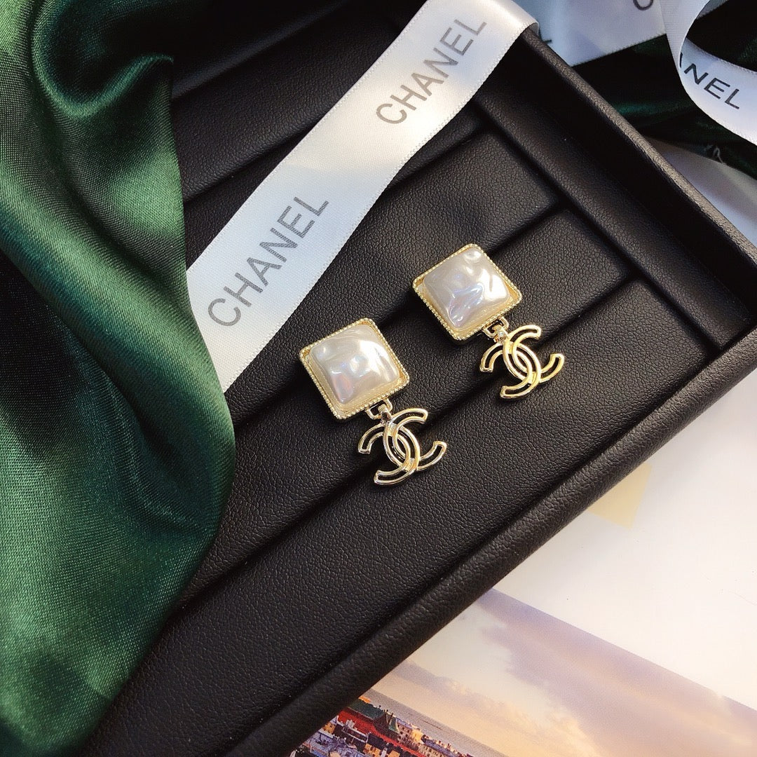 Women's Fashion Pearl Earrings