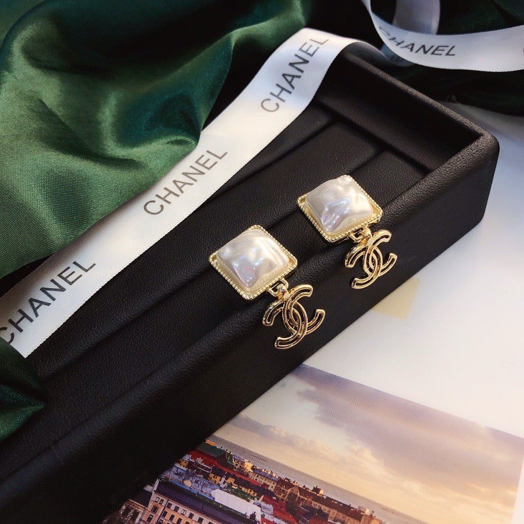 Women's Fashion Pearl Earrings