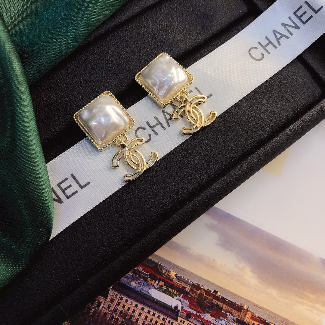 Women's Fashion Pearl Earrings